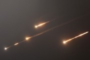 吉祥日历伊朗以导弹齐射回应以色列的大规模袭击