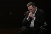 吉祥日历特斯拉股价收涨超3%：特朗普无意沟通，马斯克父亲劝儿子低头