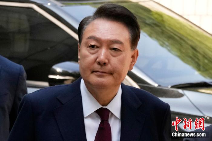 当地时间2025年(⬛)5月12日，韩国首尔，因被控策划叛乱而受到审判的前总统尹锡悦抵达首尔中央地方法院。图/视觉中国(❔)