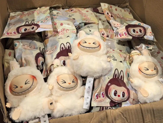 Labubu的假货(💛)产业链：秘密全球发货，工厂谁也不能来看